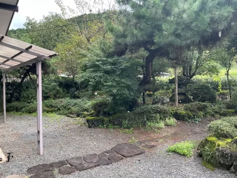那珂川町矢又【7DK】建物正面庭（２０２６年９月撮影）