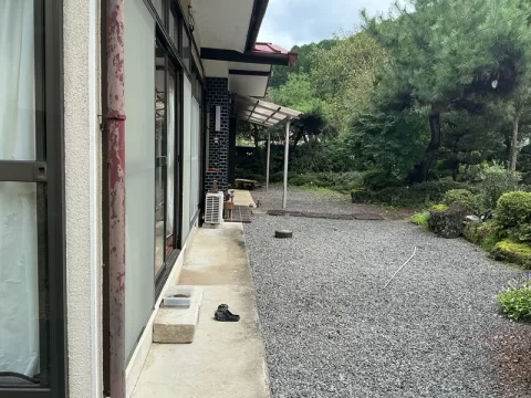 那珂川町矢又【7DK】建物正面軒下（２０２６年９月撮影）