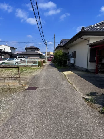大田原市浅香三丁目【土地】前面道路（2026年7月撮影） ※街並み含む