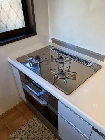 小山市大字立木【4LDK】キッチン　同時調理可能な三口コンロ♪　室内（2025年12月）撮影