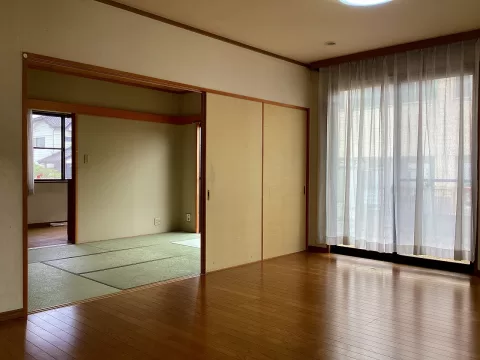 小山市東城南五丁目【4LDK】1Ｆ　手前側リビング奥側和室　室内（2026年6月）撮影