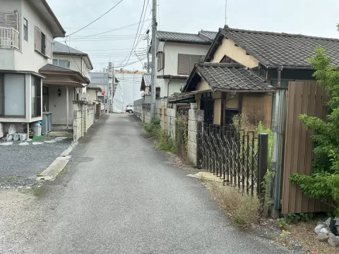 栃木市大町【土地】前面道路（南西側より撮影） ※街並み含む　（２０２６年７月撮影）