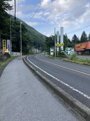 日光市足尾町【4LDK】前面道路　※街並み含む（2026年9月）撮影