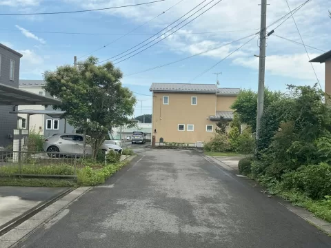 那須塩原市西三島三丁目【4LDK】北側より撮影前面道路（２０２６年８月撮影）※街並みを含む