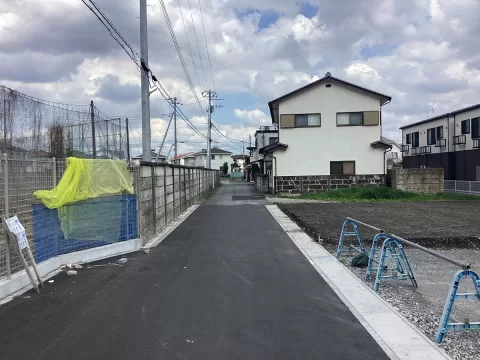 宇都宮市平松本町【土地】西側より撮影　北側前面道路 ※街並み含む 現地（2026年4月）撮影