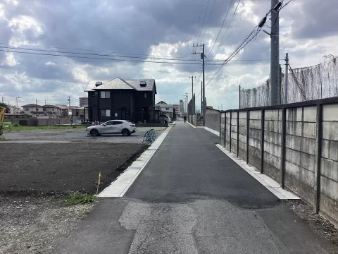 宇都宮市平松本町【土地】東側より撮影　北側前面道路 ※街並み含む 現地（2026年4月）撮影