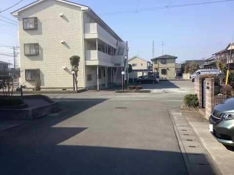 小山市城東七丁目【3LDK＋S】北側道路より撮影西側道路 現地（2026年2月）撮影 ※街並みを含む