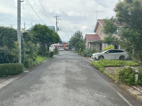 那須塩原市西三島三丁目【4LDK】南側より撮影前面道路（２０２６年８月撮影）※街並みを含む