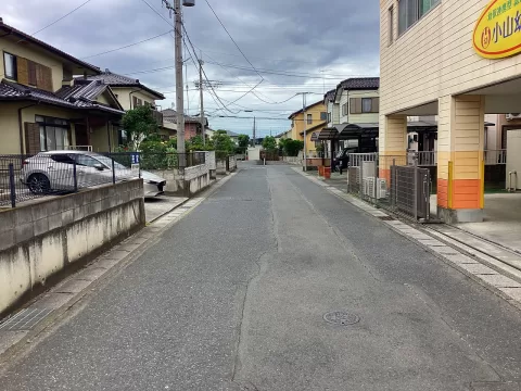 小山市東城南五丁目【4LDK】南側前面道路　※街並み含む　現地（2026年6月）撮影