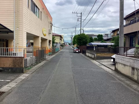 小山市東城南五丁目【4LDK】南側前面道路　※街並み含む　現地（2026年6月）撮影