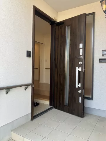 足利市東砂原後町【4LDK+S】玄関ポーチ