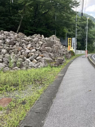 日光市足尾町【4LDK】1586-6敷地内　自然石（2026年9月）撮影