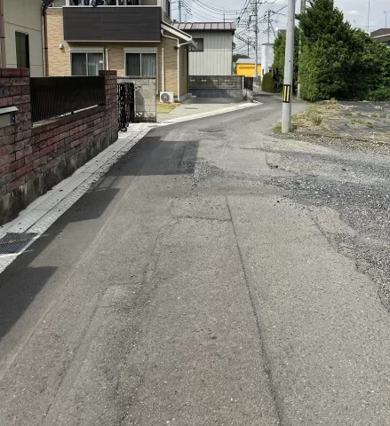 【小山市大字外城】西側前面道路 （2026年5月）撮影　※街並みを含む