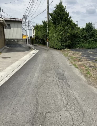 【小山市大字外城】西側前面道路 （2026年5月）撮影　※街並みを含む